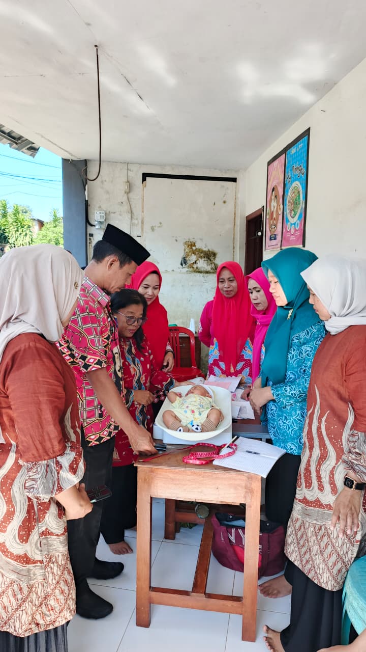 PJ Kepala Desa Pantau Langsung Layanan Kesehatan Balita di Posyandu Sejahtera Dusun Batu Bilaya
